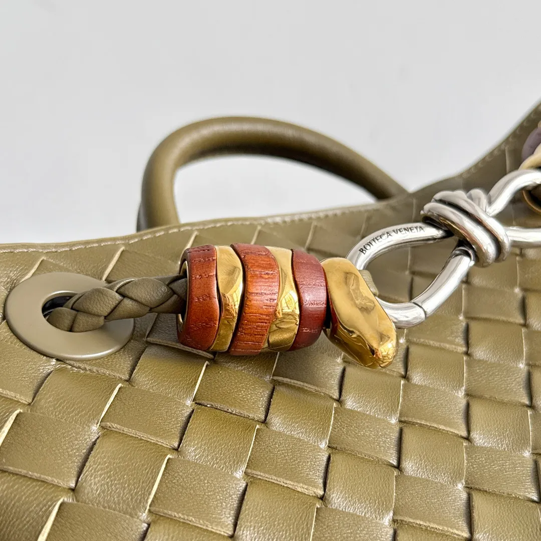 The new Andiamo batch of 3060 BV is shipped‼ ️The classic intercciato weaving process is used to create a soft bag, the metal knot is made of micro-cast aluminum using jewelry technology🪢, and the decorative beads are made of metal and hand-polished oak, allowing you to jump repeatedly between elegance and fun💃, making it unpredictable. Classic and versatile, it shows off your temperament, and the bag has a large capacity, making it very convenient for daily commuting! It has a variety of carrying methods, the shoulder straps can be adjusted by yourself, the original lambskin feels soft and delicate, and the unisex style breaks gender boundaries and brings a more practical and long-lasting use experience. The Andiamo, which has both elegant and casual styles, perfectly interprets the "fashionable old money style". Style number: 743568+wood hardware Color: earthy brown silver buckle Size: 25*22*10.5cm